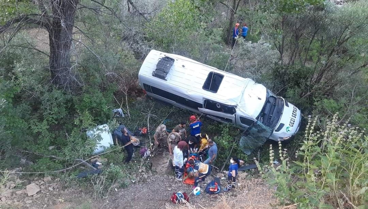 Tur minibüsü devrildi: 19 yaralı