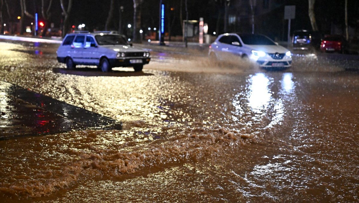 Kahramanmaraş ve Şanlıurfa'da sağanak etkili oluyor Kahramanmaraş ve Şanlıurfa'da sağanak etkili oluyor