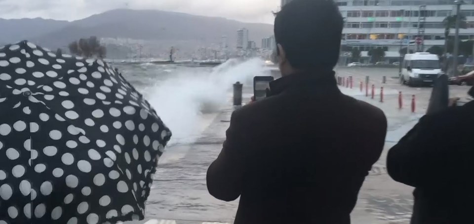 İzmir'de fırtına: Deniz taştı, işyerlerini su bastı - 2