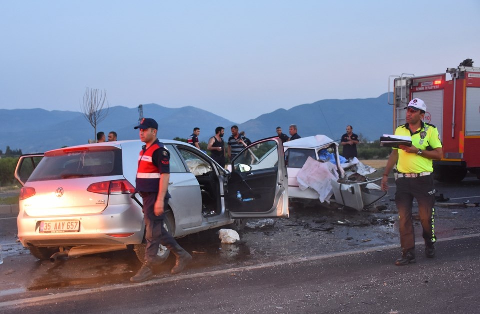 İzmir'de feci kaza: Aynı aileden 3 kişi hayatını kaybetti - 1