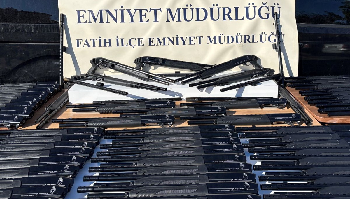 İstanbul’da silah sevkiyatı sırasında polis baskını: 200 tüfek ele geçirildi İstanbul’da silah sevkiyatı sırasında polis baskını: 200 tüfek ele geçirildi