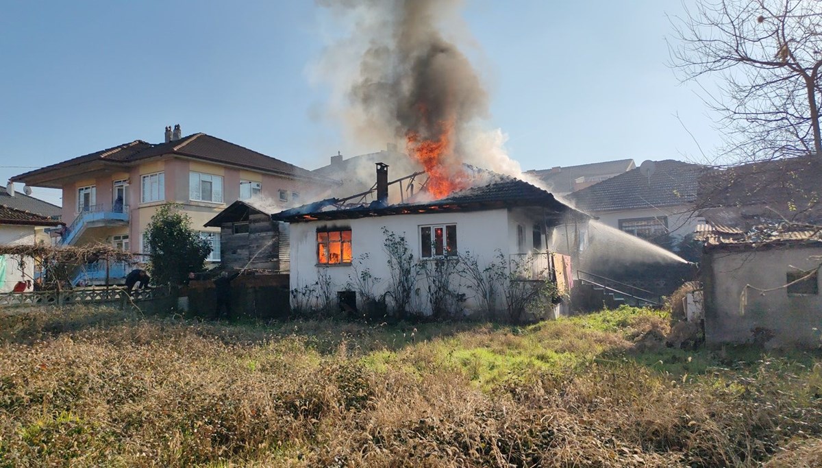 Felçli kadın ile oğlunu yanan evden komşuları kurtardı Felçli kadın ile oğlunu yanan evden komşuları kurtardı
