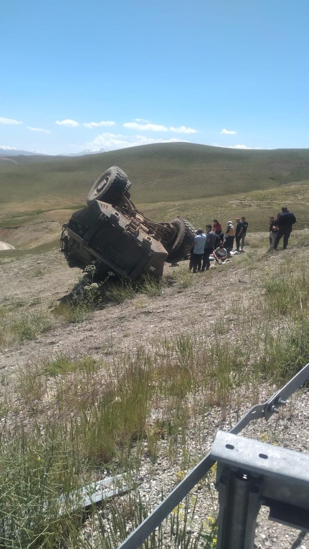Van'da askeri araç devrildi: 4 yaralı - 3