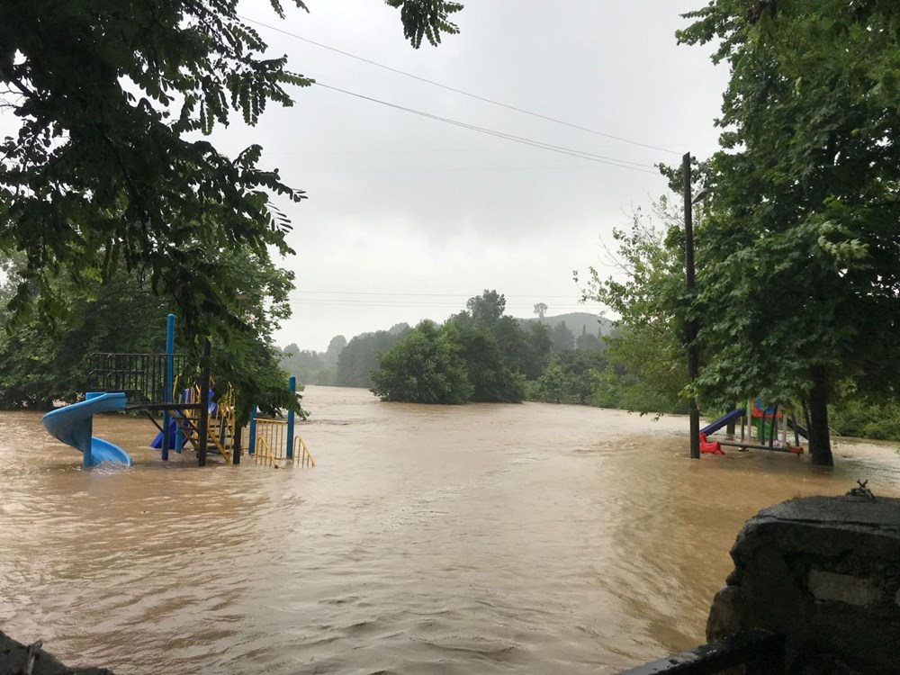 Karadeniz'i sel vurdu: Dereler taştı, yollar göle döndü, evleri su bastı - 52