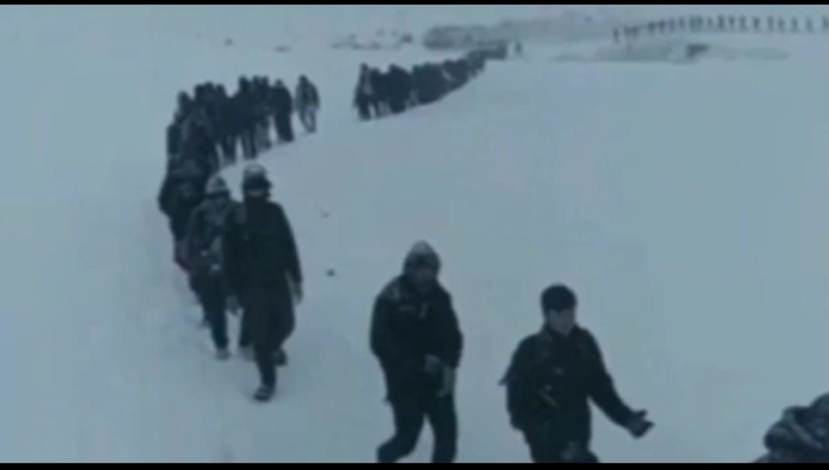 Van Valiliği'nden, tek sıra halinde karda yürüyen kaçak göçmenlerle ilgili açıklama