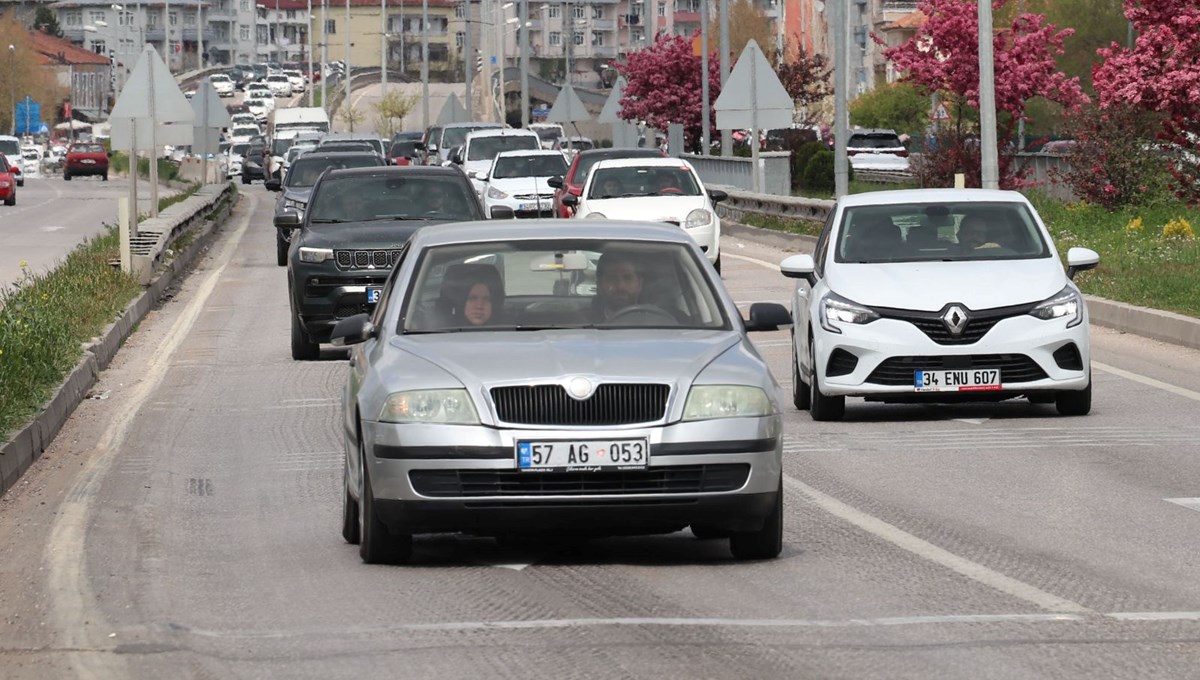 Samsun-Ankara karayolu Havza geçişinde bayram dönüşü yoğunluğu Samsun-Ankara karayolu Havza geçişinde bayram dönüşü yoğunluğu
