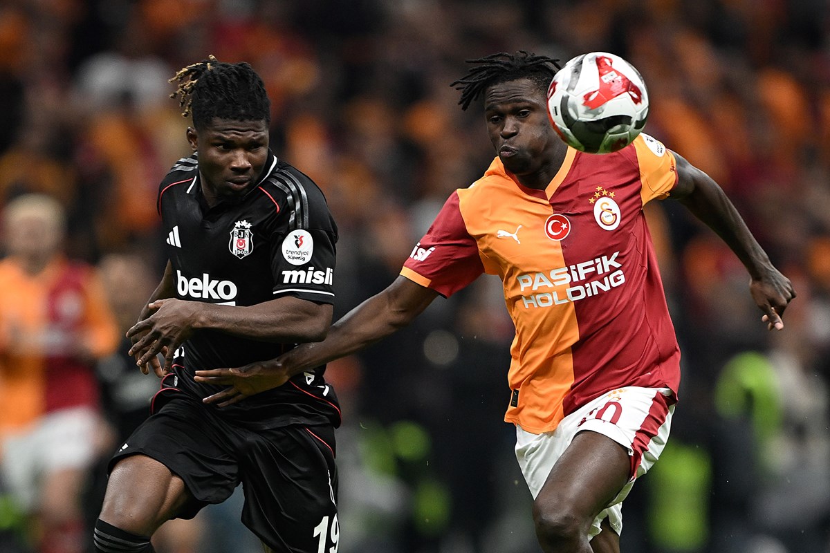 Singo, sakatlık yaşadığı Beşiktaş maçında El Bilal Toure ile mücadele ederken