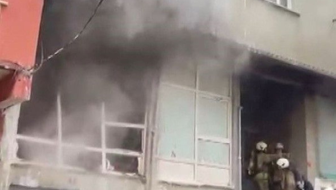 İstanbul'da beş katlı binadaki iş yerinde yangın