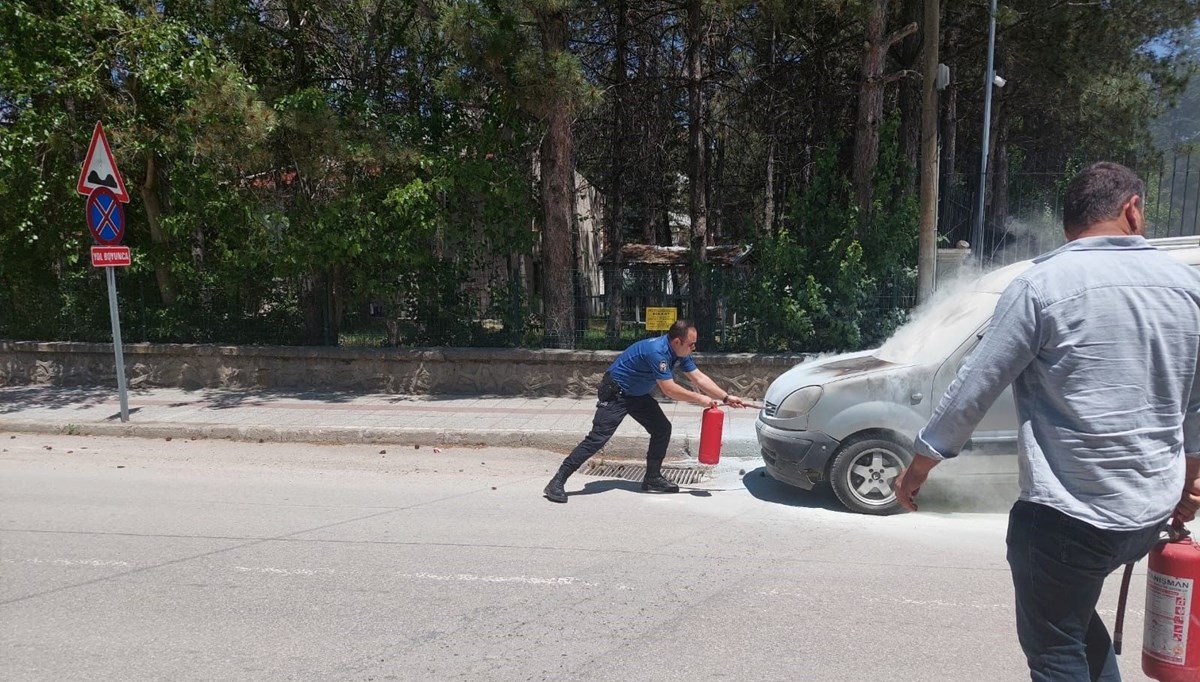 Yanan aracı polis söndürdü