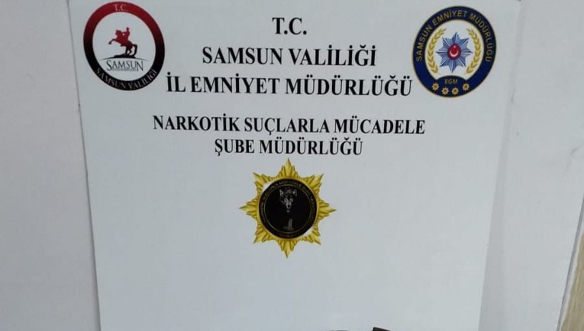 Samsun'da bir evde ruhsatsız silah ve tüfek ele geçirildi Samsun'da bir evde ruhsatsız silah ve tüfek ele geçirildi