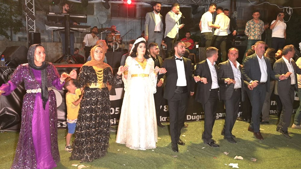 Aşiret düğününe 5 bin kişi katıldı, takı töreni 4 saat sürdü (Para ve altınları 15 kişi saydı) - 4