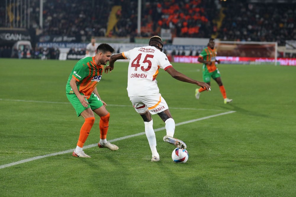 Galatasaray'ı sırtlıyor, Icardi'yi aratmıyor: Osimhen'den 21 Süper Lig maçında 17 gol - 4