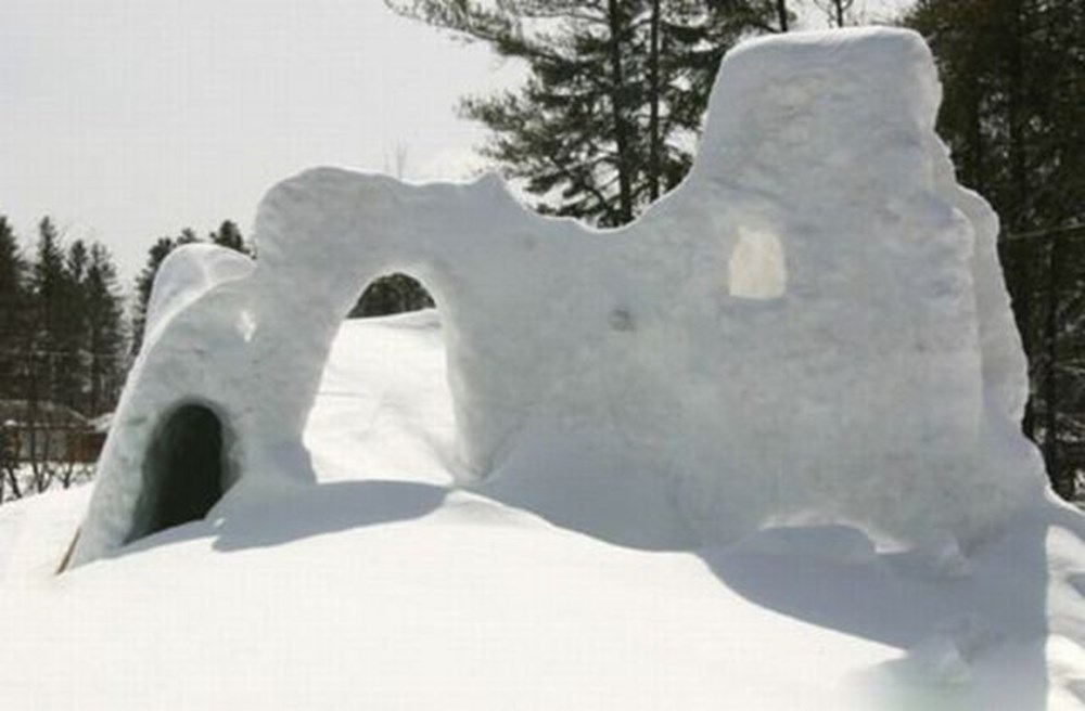 Домик из снега. Туннель из снега. Домик из снега. Снежное укрытие. Снежная крепость для детей.
