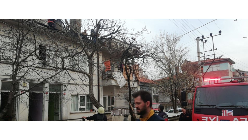 Gözleme yaparken evin çatısını yaktı
