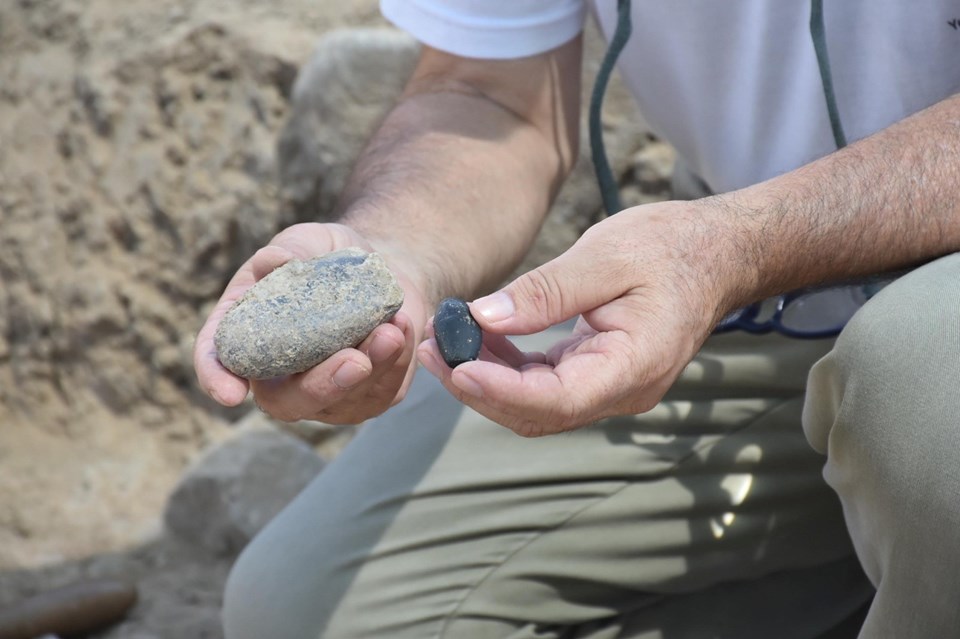 Yeşilova Höyüğü'nde 8 bin yıllık sayı taşı ve balta bulundu - 1