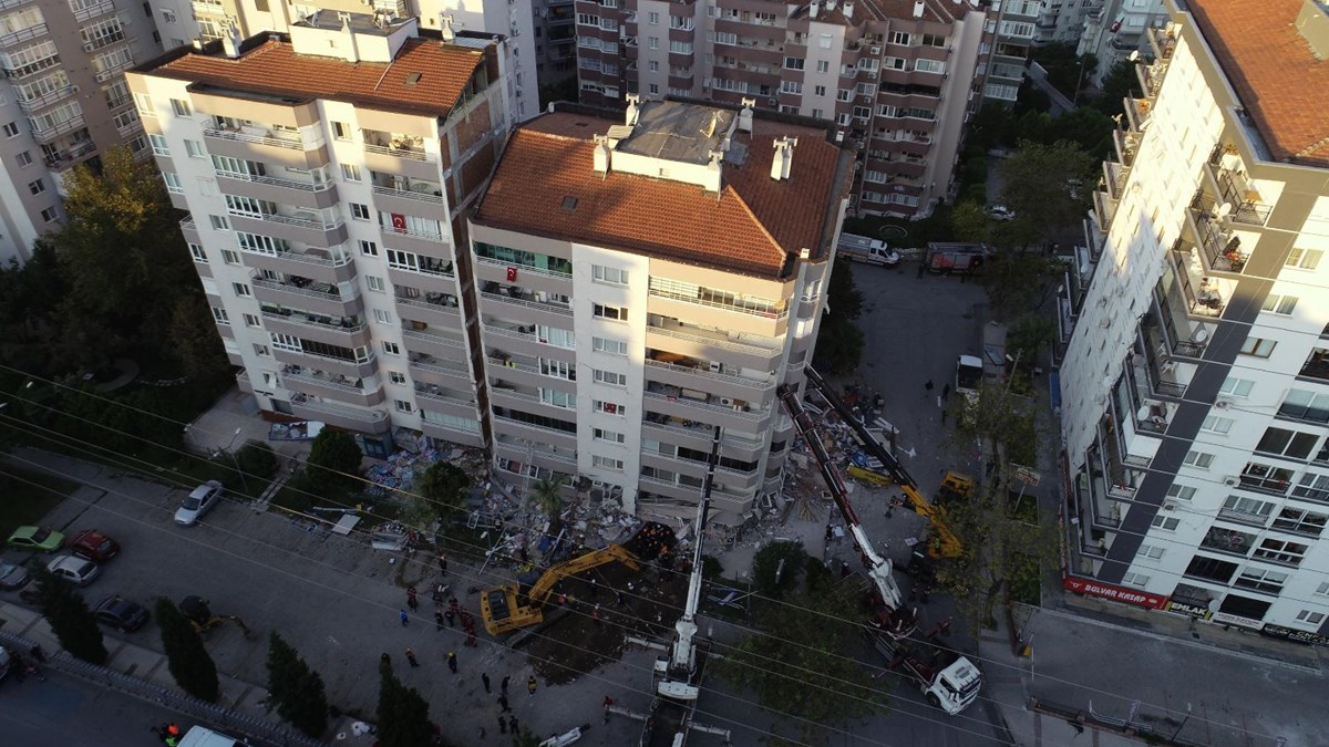 Depremde Ilk 3 Kati Cokup Yan Yatan Bina Vinclerle Desteklendi Ntv