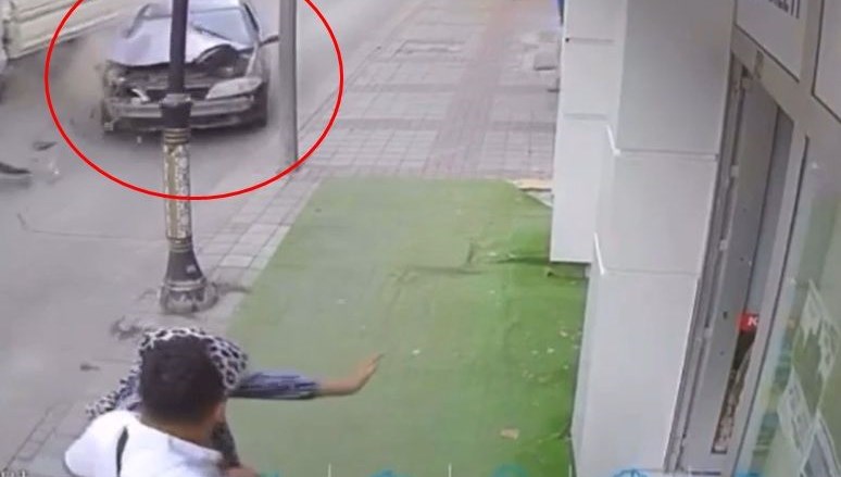 Hem ehliyeti yok hem alkollü... Kaldırımda yürüyenler son anda kurtuldu