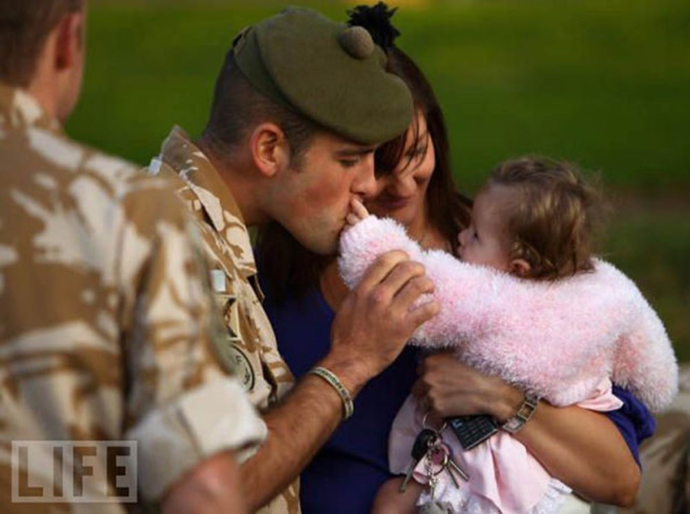 Ребята вернитесь живыми домой. Встреча солдата. Семья военного. Возвращение солдата. Фотосессия военного с семьей.