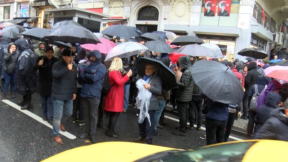 Sebat Apartmanı önünde Dink için karanfilli protesto - 2