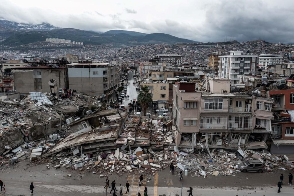 Deprem bölgesinden çarpıcı fotoğraflar: Binalar yerle bir oldu! - 10