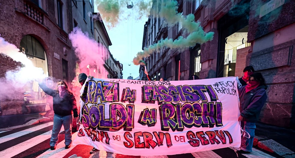 İtalya'da karşıt görüşlülerin gösterileri sırasında ortalık karıştı - 15