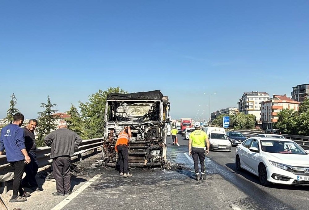 D-100'de TIR yangını: Trafik kilitlendi 75 Ymd19x8TN0GKLxhvJ7T w