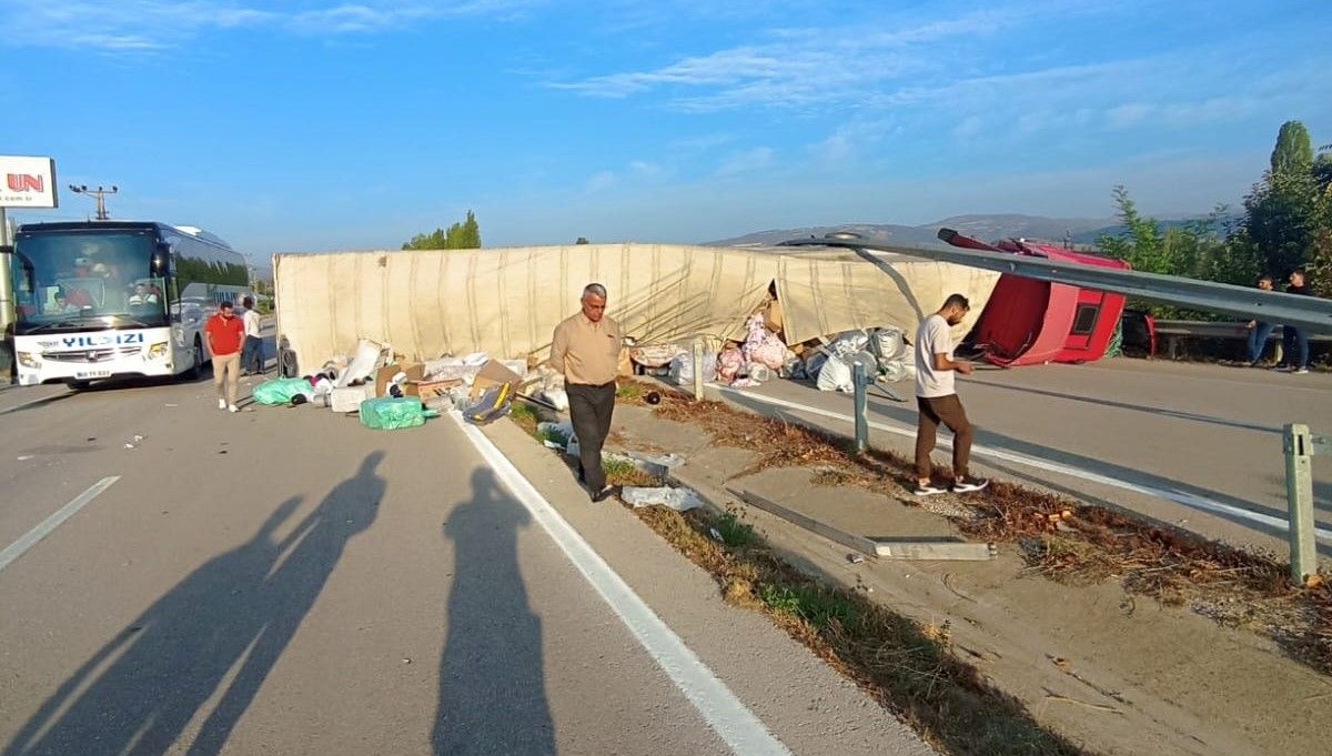 Amasya'da süt yüklü tanker, TIR'a çarptı: 1 yaralı