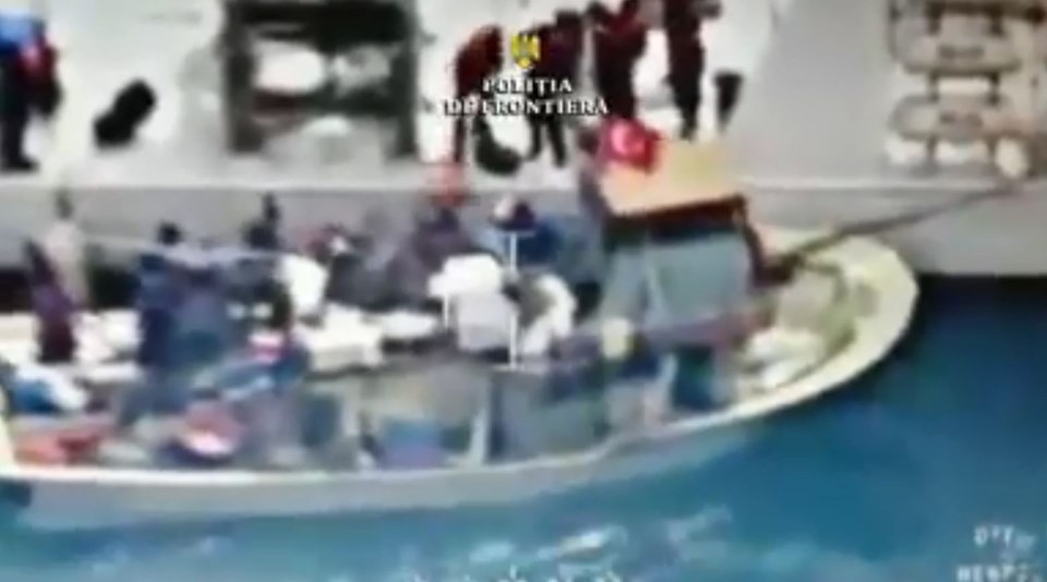 Türk balıkçı teknesine ateş açıldı: 3 yaralı - 2