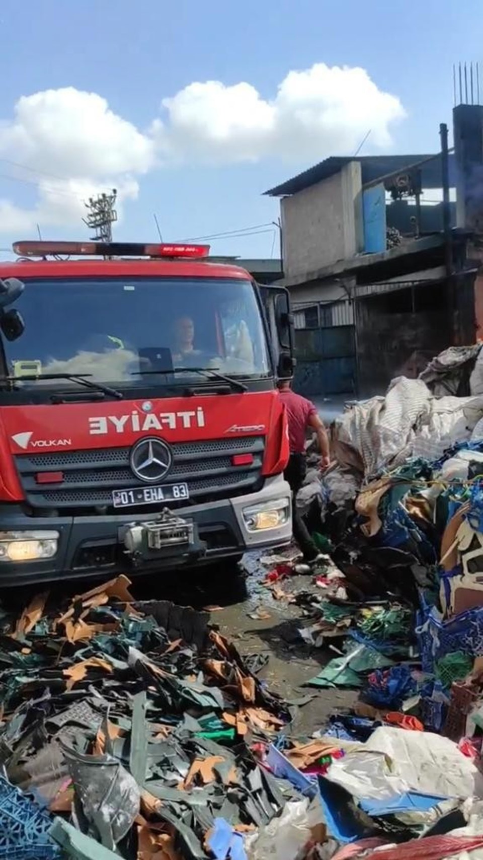 Adana’da geri dönüşüm fabrikasında yangın - 1