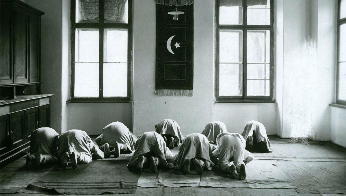 Galiçya'daki Türk askerlerinin namaz kılarken çekilen fotoğrafları 104 yıl sonra ortaya çıktı