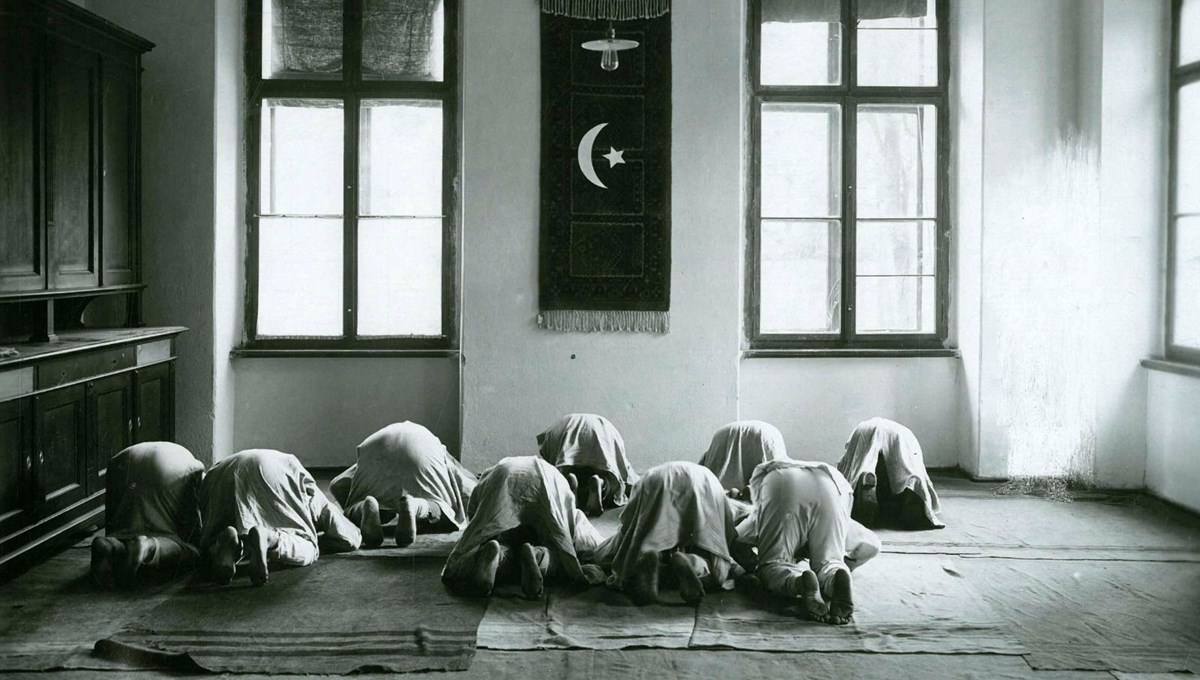 Galiçya'daki Türk askerlerinin namaz kılarken çekilen fotoğrafları 104 yıl sonra ortaya çıktı Galiçya'daki Türk askerlerinin namaz kılarken çekilen fotoğrafları 104 yıl sonra ortaya çıktı