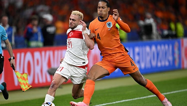 Milli takımlarda dişe diş mücadele etmişlerdi: Barış Alper-Van Dijk rekabeti yeniden!