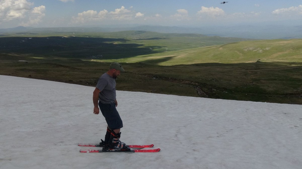 Görüntüler Artvin'den! Haziran ayında kayak yaptılar