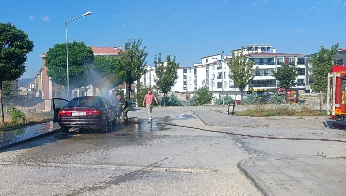 Hastane bahçesinde araç yangını