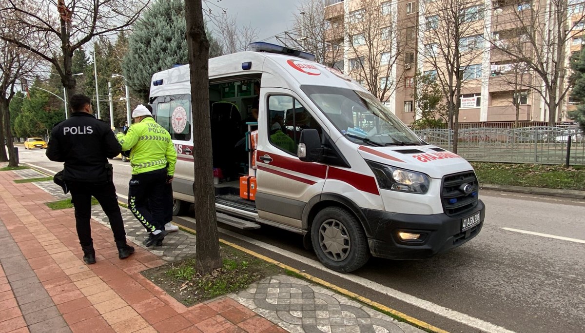 Trafik ışıklarında otomobil motosiklete çarptı: 2 yaralı