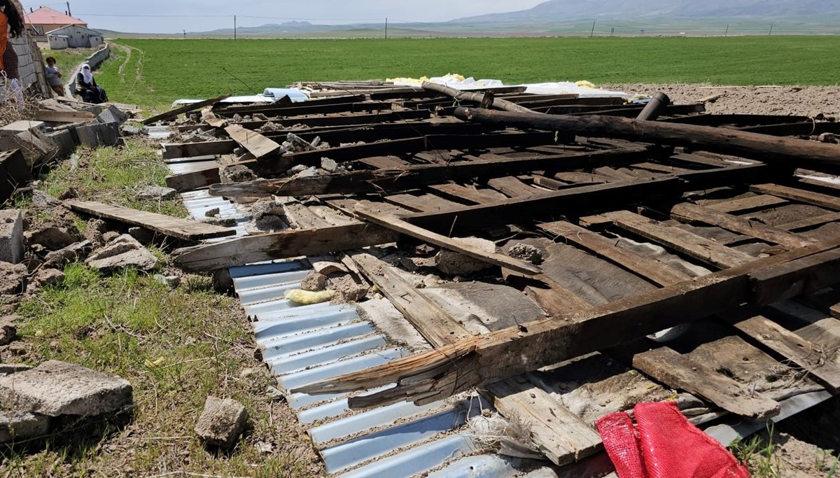 Adilcevaz'da fırtına çatıları uçurdu