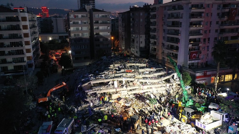 Enkaz altındakiler için zamana karşı yarış - 1