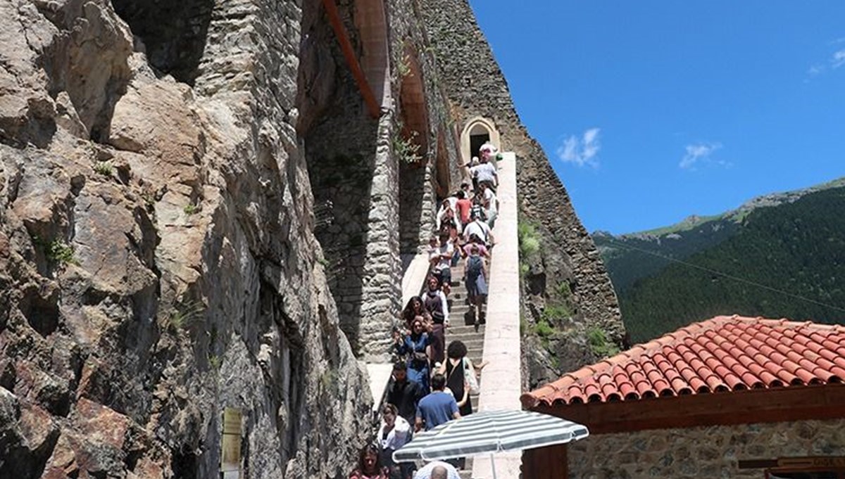 Sümela Manastırı'na bayramda yoğun ilgi