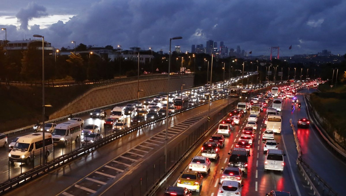 İstanbul trafiğinde sağanak etkisi: Yoğunluk yüzde 80'i geçti İstanbul trafiğinde sağanak etkisi: Yoğunluk yüzde 80'i geçti