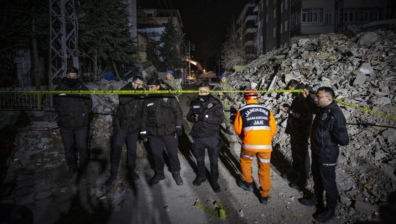 Malatya'da 5,6'lık Deprem | Arama çalışmaları çökme Riski Nedeniyle ...