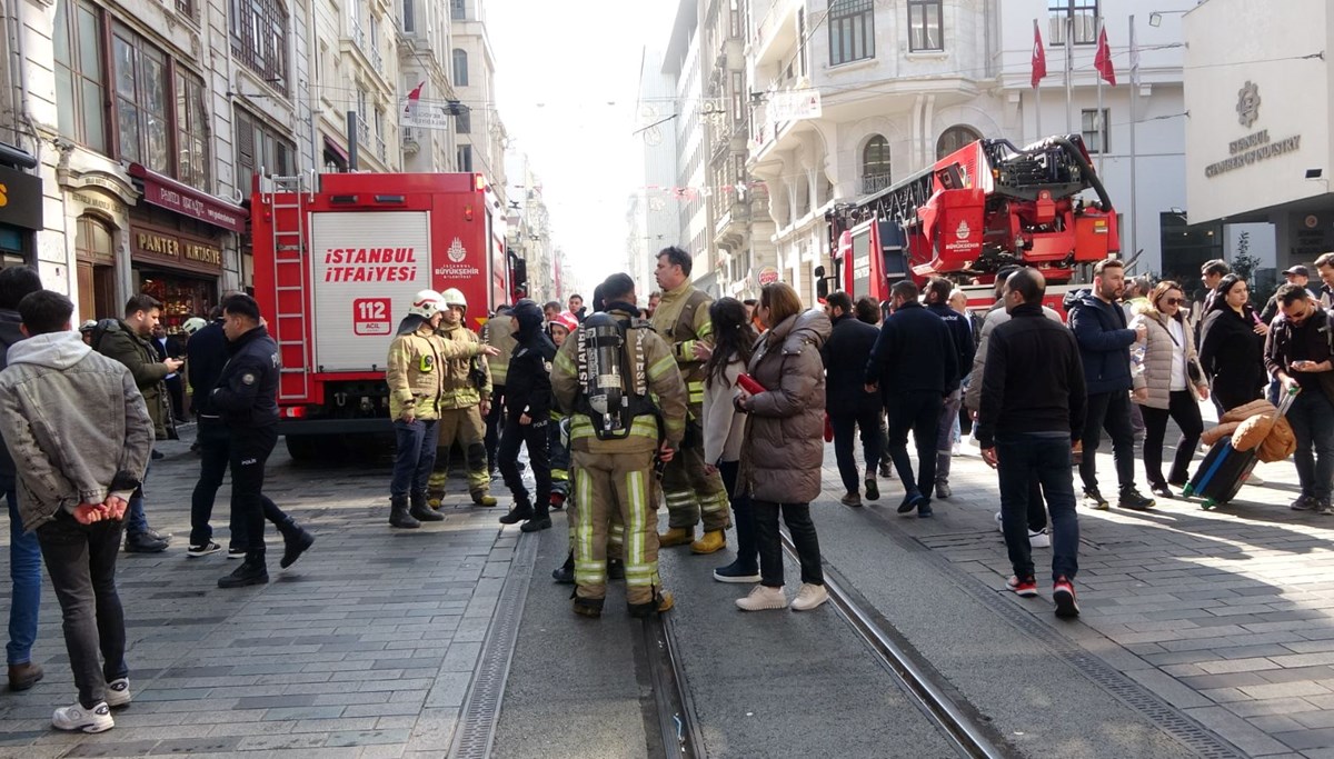 Beyoğlu Anadolu Lisesi'nde yangın (Öğrenciler tahliye edildi) Beyoğlu Anadolu Lisesi'nde yangın (Öğrenciler tahliye edildi)