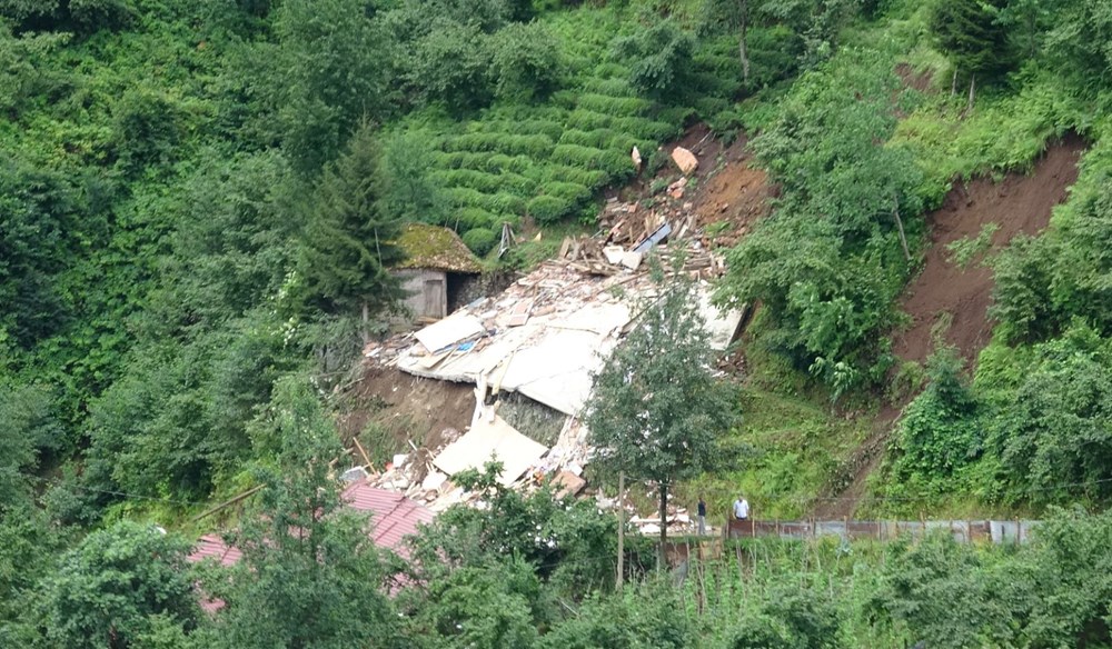 Doğu Karadeniz'de sağanak sel ve heyelana yol açtı: Ev çöktü, yollar kapandı - 19