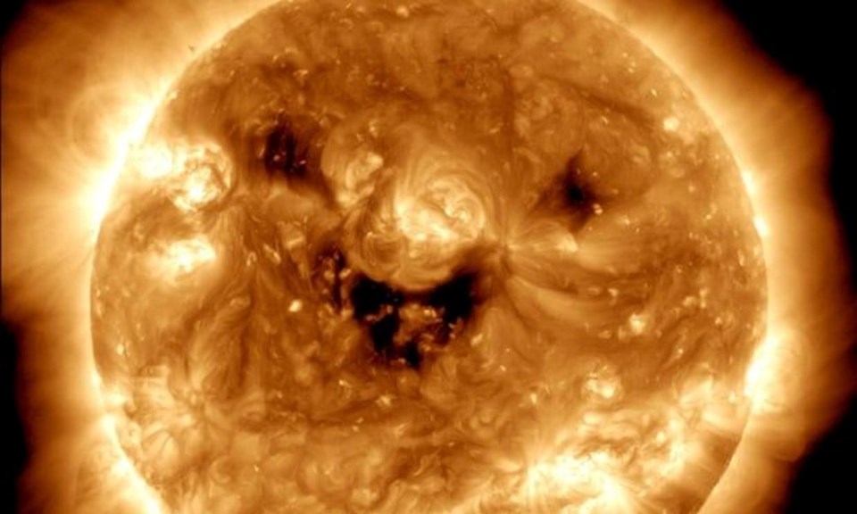 Güneş'te 20 dünya büyüklüğünde delik tespit edildi - 1