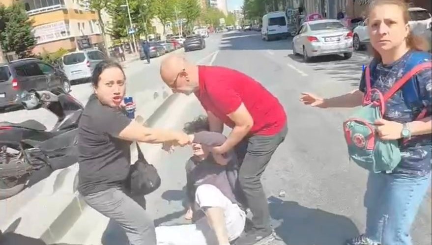 Yaya geçidinde yol verme kavgası