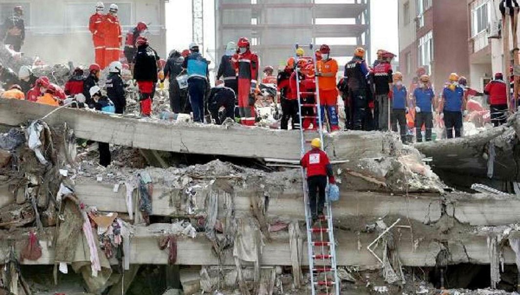 İzmir depreminde 115 kişiye mezar olmuştu: Rıza Bey Apartmanı davasında sanıklar birbirini suçladı