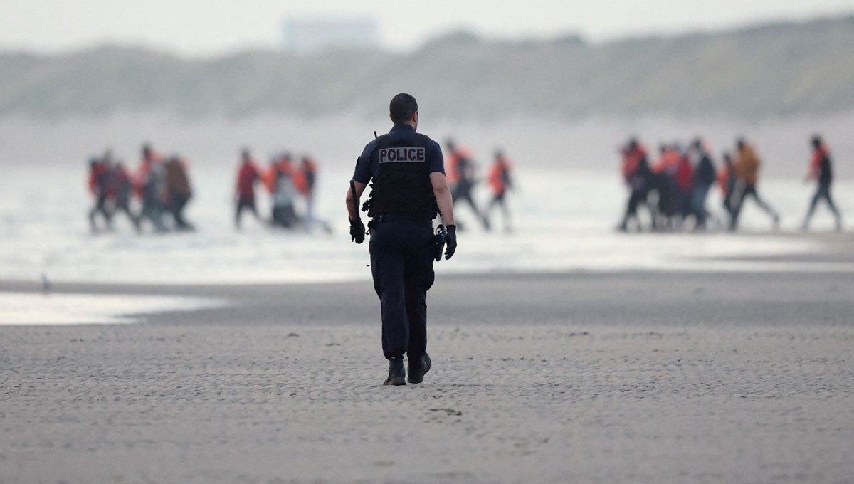 Polis, göçmen botlarını bıçakla deldi