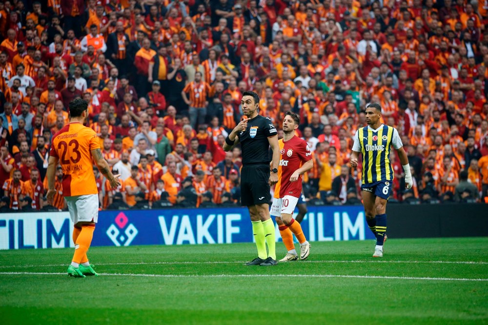Fenerbahçe, derbide Galatasaray'ı yendi: Süper Lig'de şampiyonluk son haftaya kaldı - 24