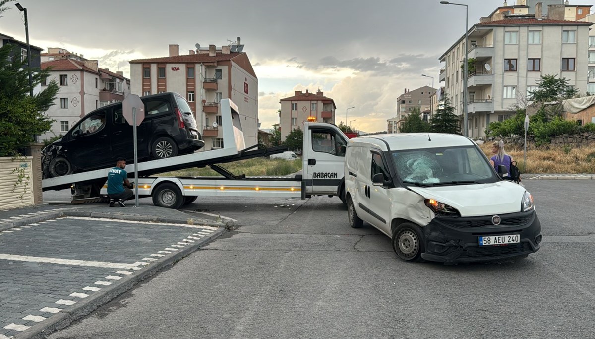 Kayseri’de iki aracın çarpıştığı kaza: 1’i ağır 10 yaralı