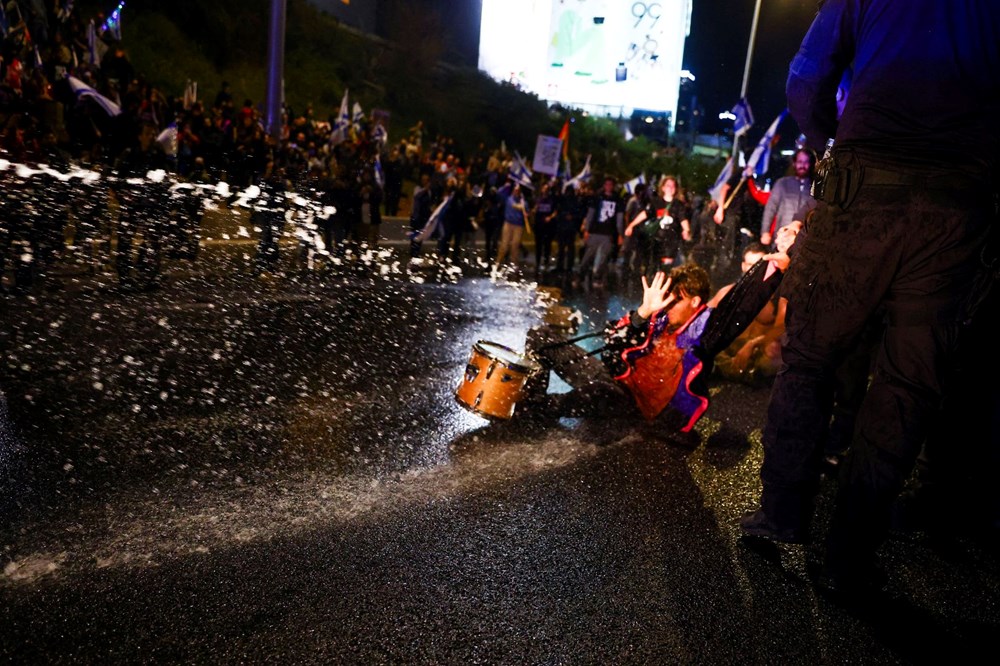 Erteleme kararı protestoları durdurmadı: On binlerce İsrailli sokakta - 5