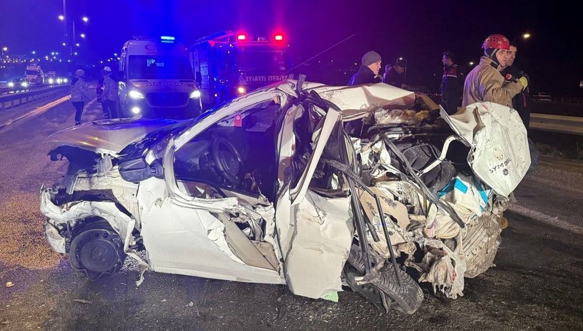 İstanbul'da hafriyat kamyonu ile otomobil çarpıştı: 5 kişi yaralandı İstanbul'da hafriyat kamyonu ile otomobil çarpıştı: 5 kişi yaralandı